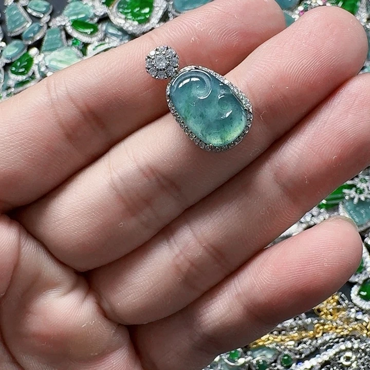 翡翠颈饰未镶嵌天然A货翡翠放漏