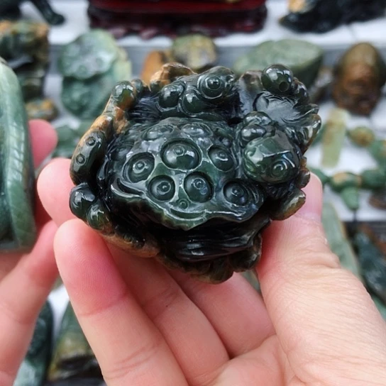 未镶嵌岫岩河磨玉（透闪石质玉）把件