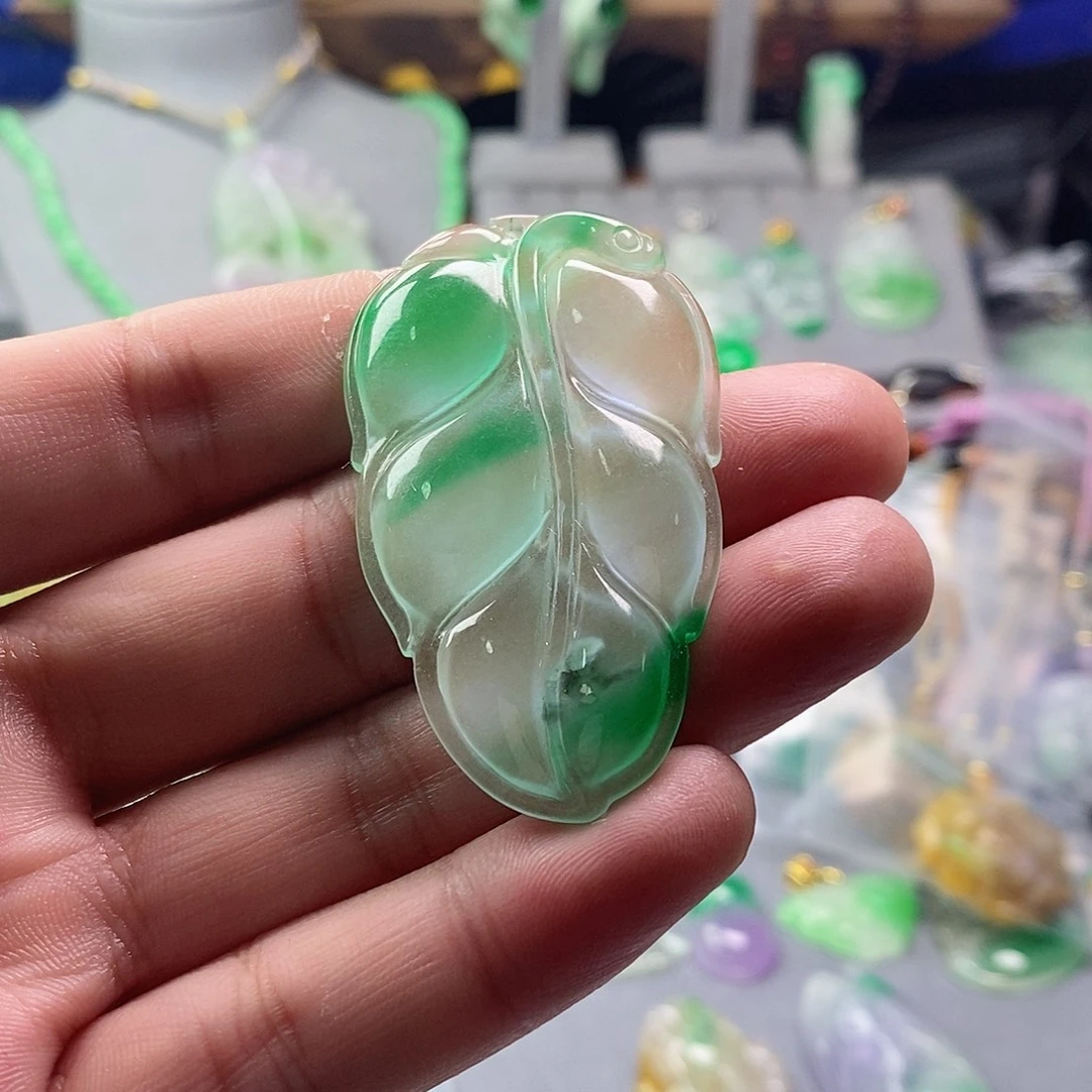 翡翠未镶嵌吊坠(赠链)