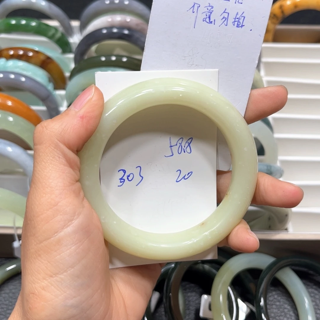 蛇纹石玉足铂镶嵌手镯