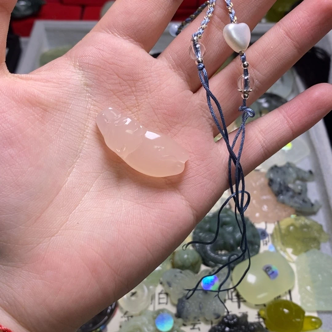 蛇纹石玉颈饰未镶嵌猫