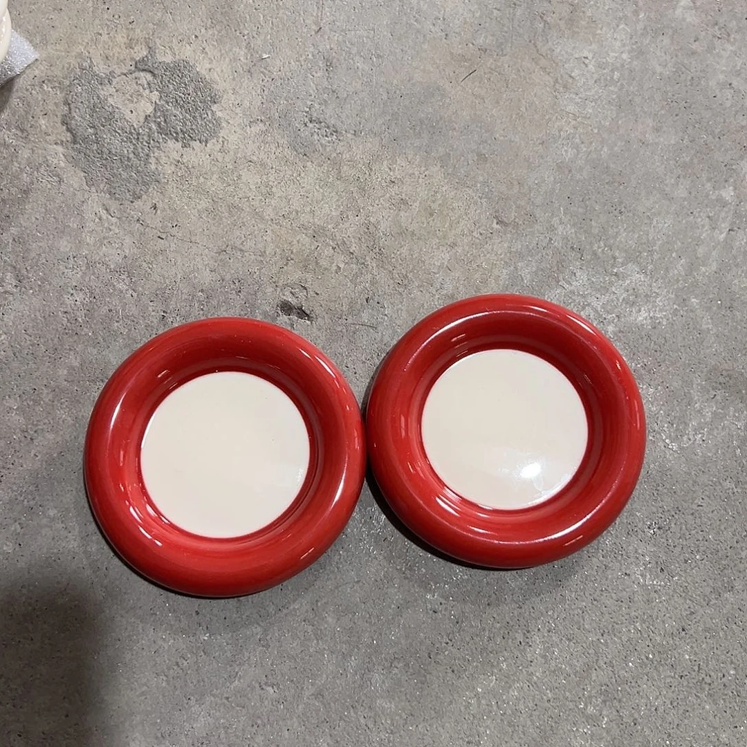 瓷大红色味碟两个