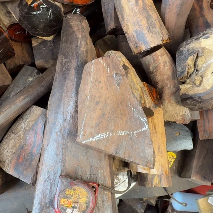 易***昂木大红酸枝原料摆件