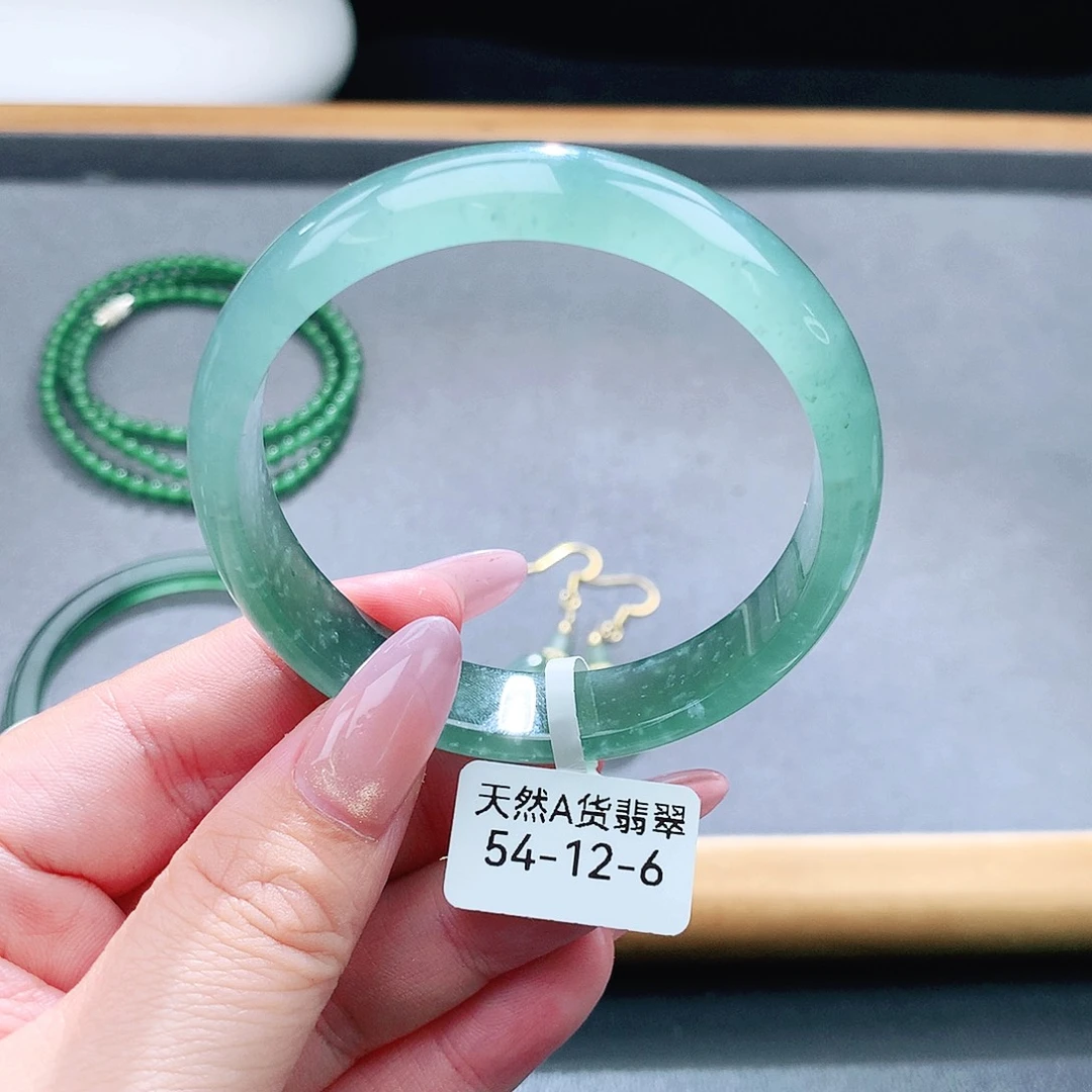 未镶嵌手镯（圆镯）翡翠