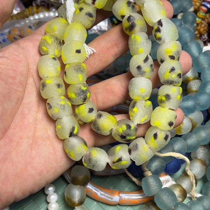 玻璃颈饰2113。半条