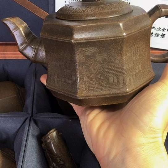 紫砂茶壶原矿泥料手工制作的一把紫砂壶。