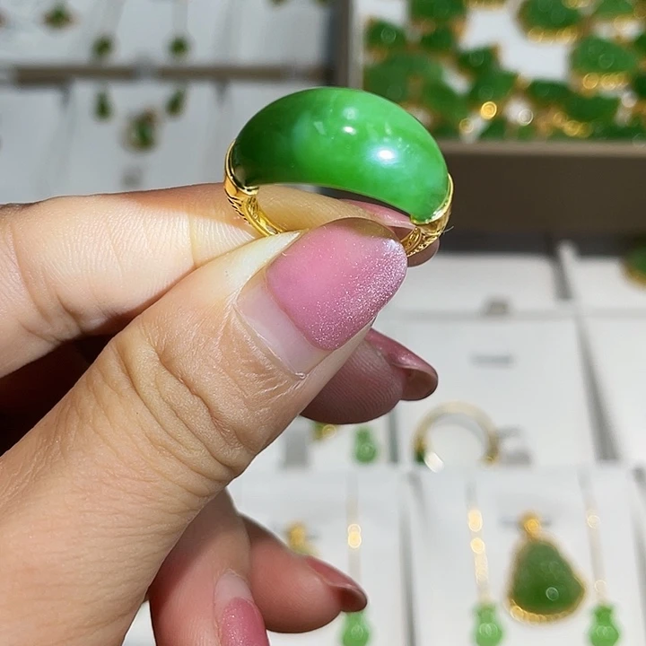 18K金镶嵌戒指和田玉（碧玉）