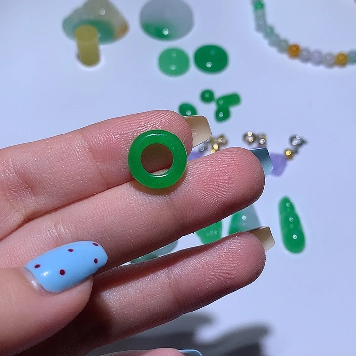 巧***色翡翠未镶嵌颈饰无镶嵌