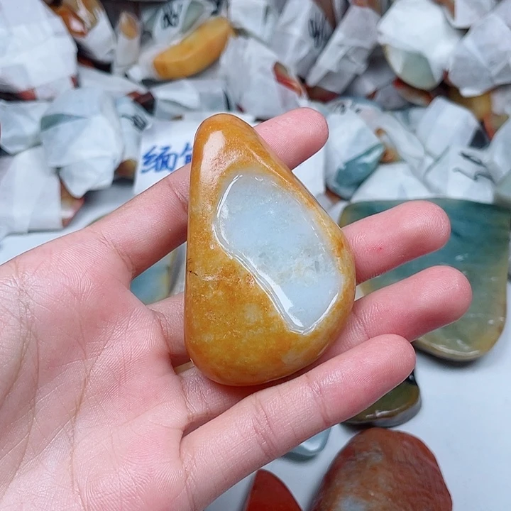奔***向翡翠未镶嵌颈饰翡翠
