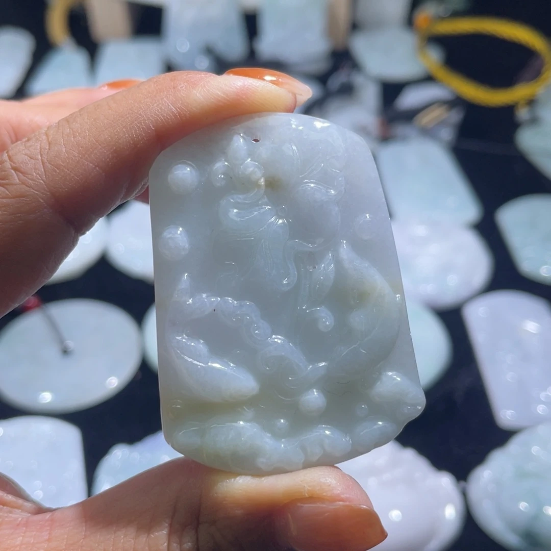 翡翠未镶嵌颈饰荷叶鱼，包容