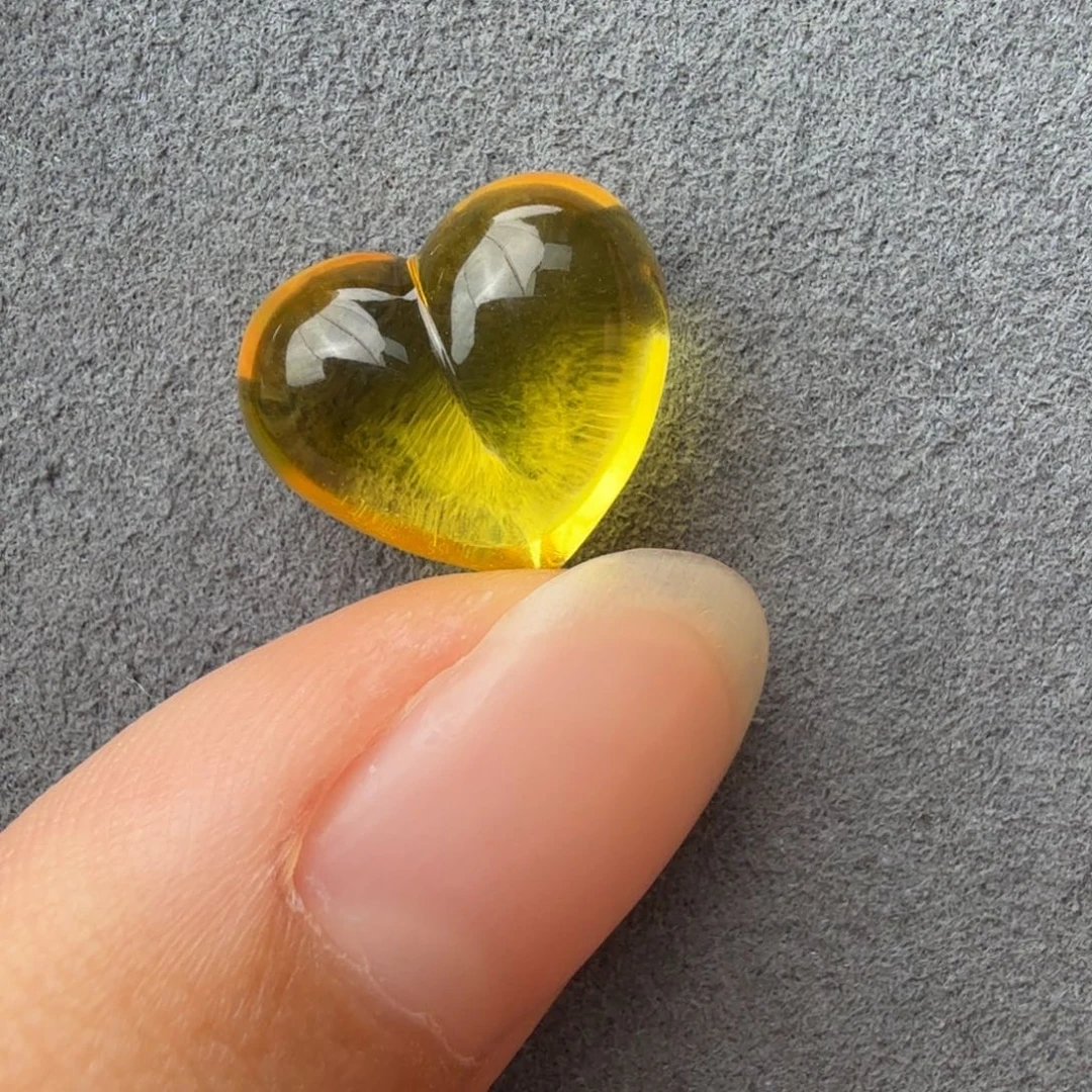 未镶嵌琥珀裸石0.98克