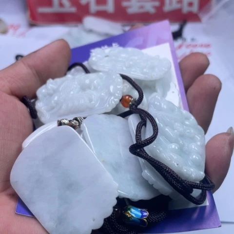 翡翠挂件未镶嵌时***你挂件