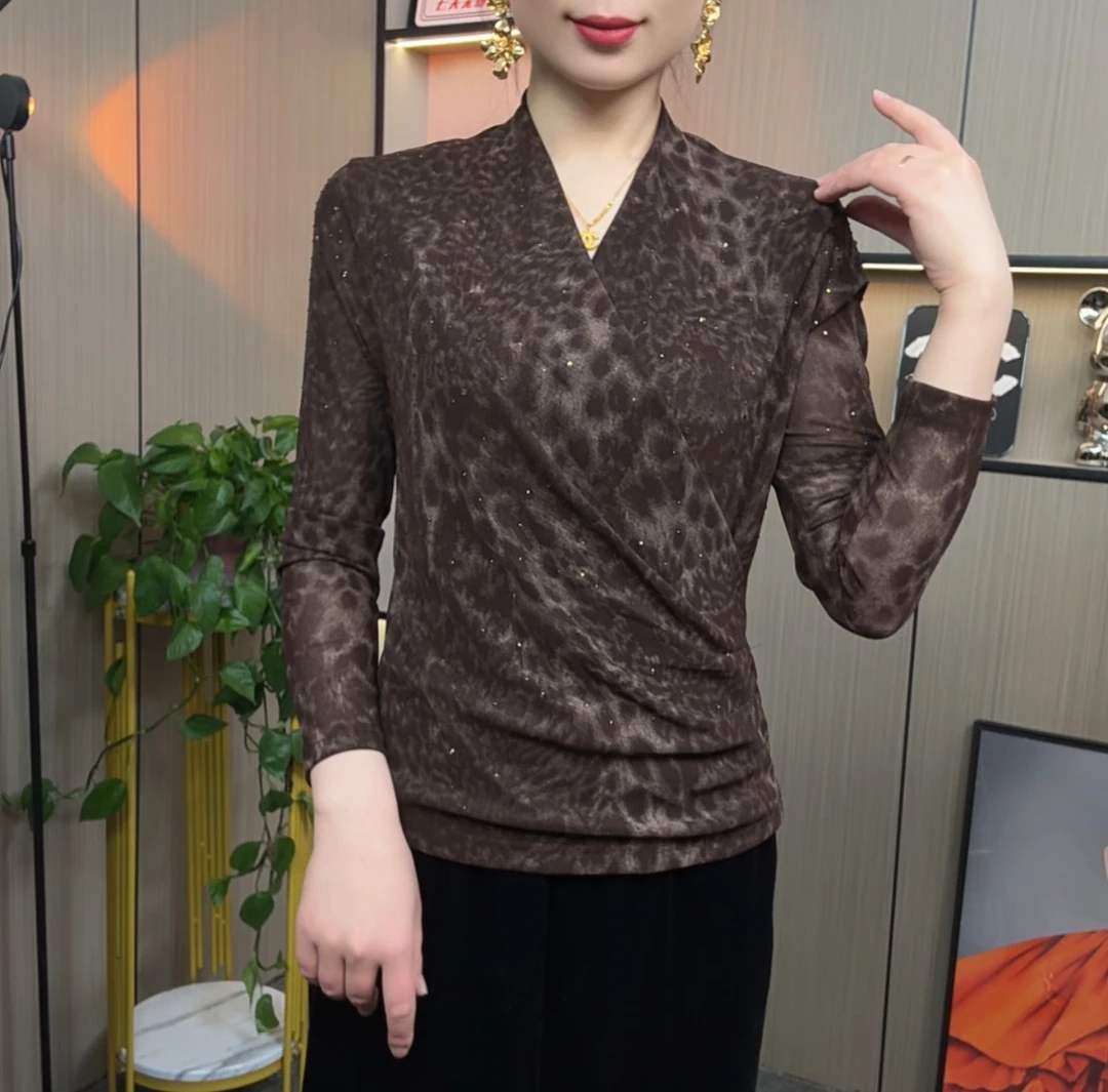 2025新款洋气交叉显瘦V领时尚长袖百搭修身印花妈妈装打底衫