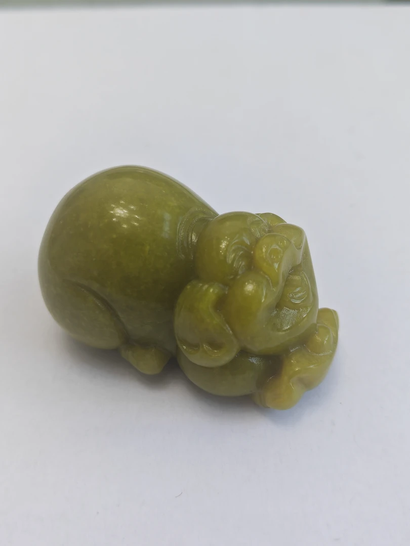 天然岫玉招财小猪摆件，手把，镇纸，5.7cmx3.38x3.4cm，无美颜拍摄