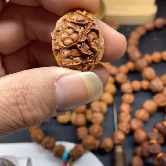 木*点桃核雕刻事事如意