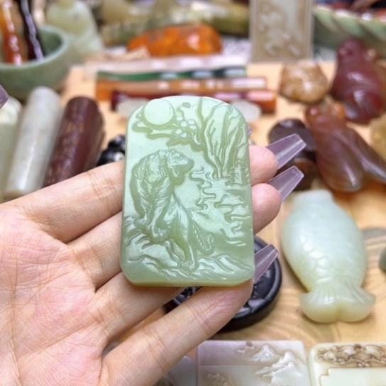 蛇纹石玉未镶嵌颈饰