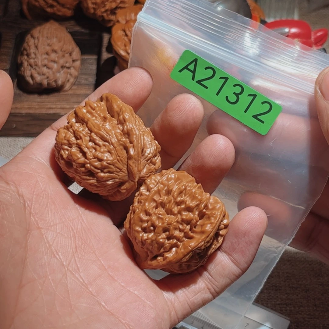 文玩核桃吊坠三角白