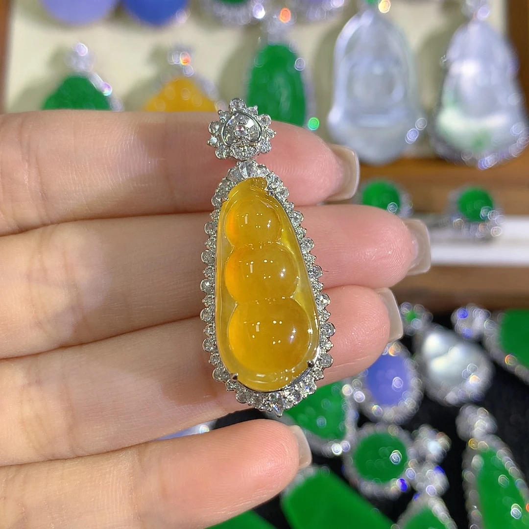 翡翠18K金镶嵌颈饰豆子