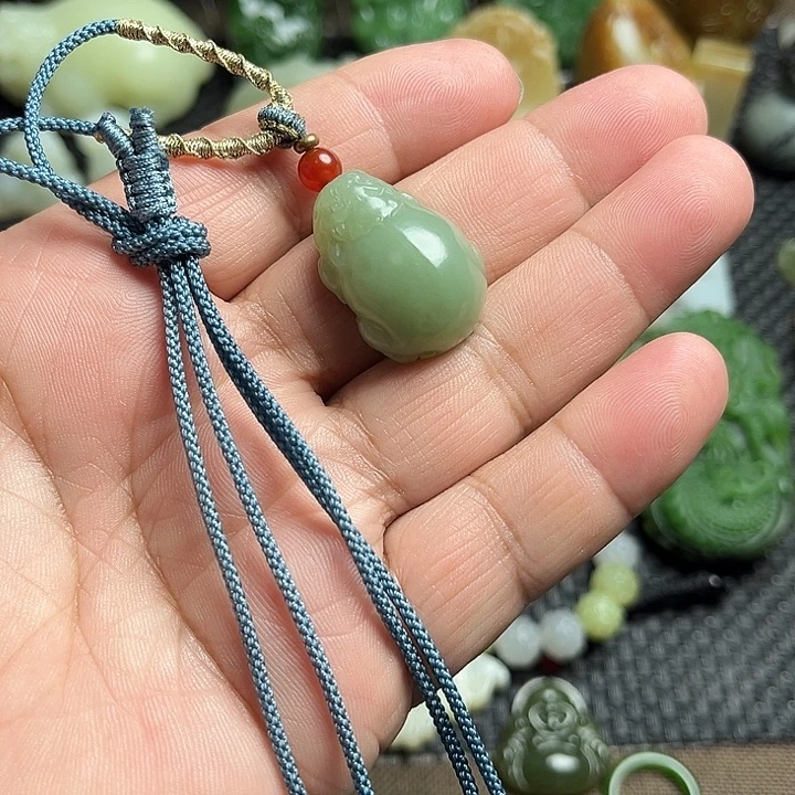 颈饰未镶嵌和田玉（青白玉）