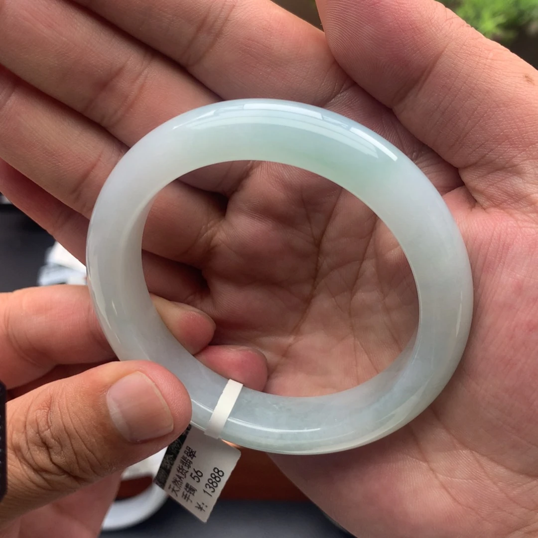 翡翠手镯未镶嵌57正圈淡绿