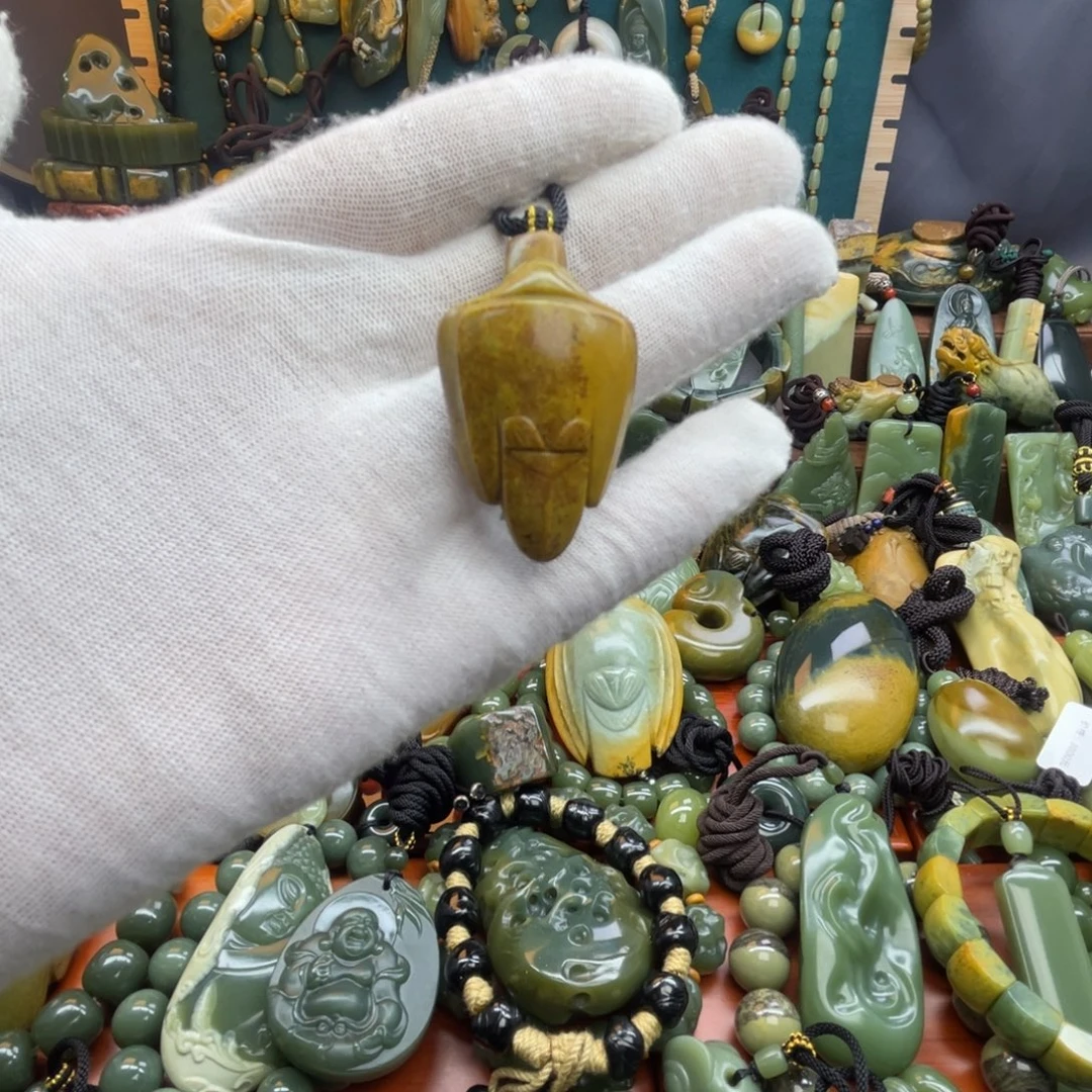 一***）岫岩河磨玉（透闪石质玉）未镶嵌颈饰