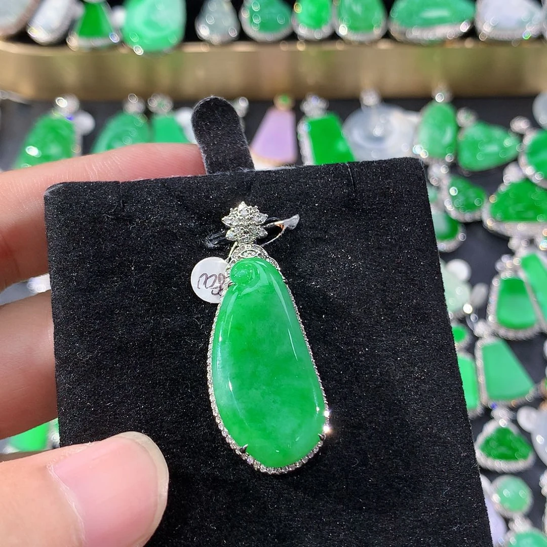 翡翠18K金镶嵌颈饰