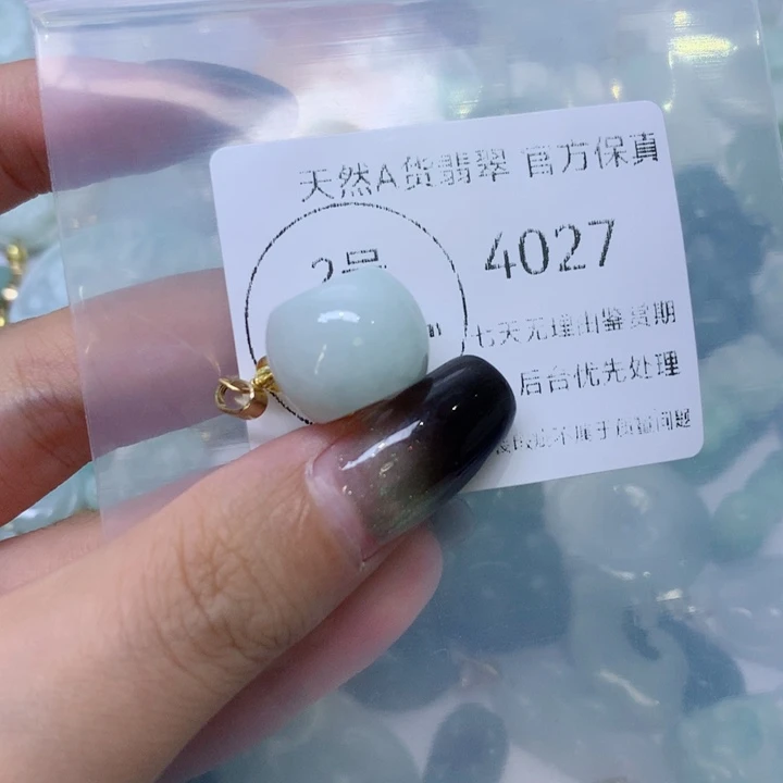 翡翠足银镀金镶嵌颈饰翡翠