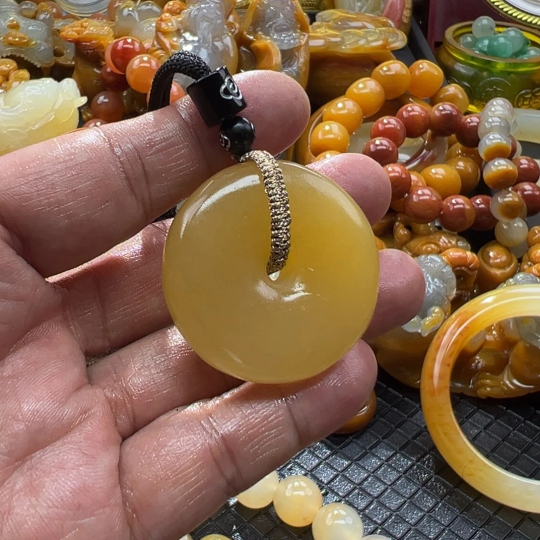 颈饰未镶嵌石英质玉