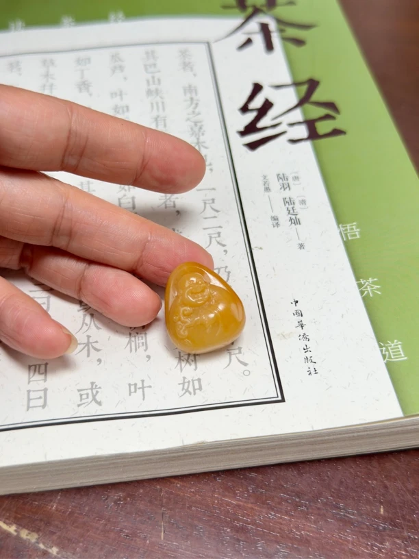 新疆和田玉黄沁雕刻佛公吊坠挂件