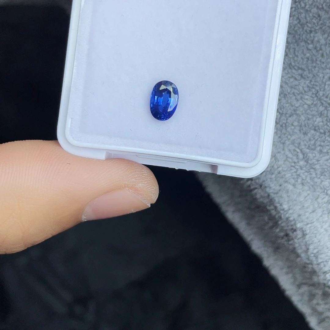 蓝宝石裸石1.262Ct。