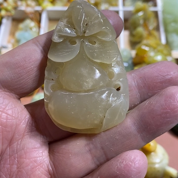 蛇纹石玉颈饰未镶嵌