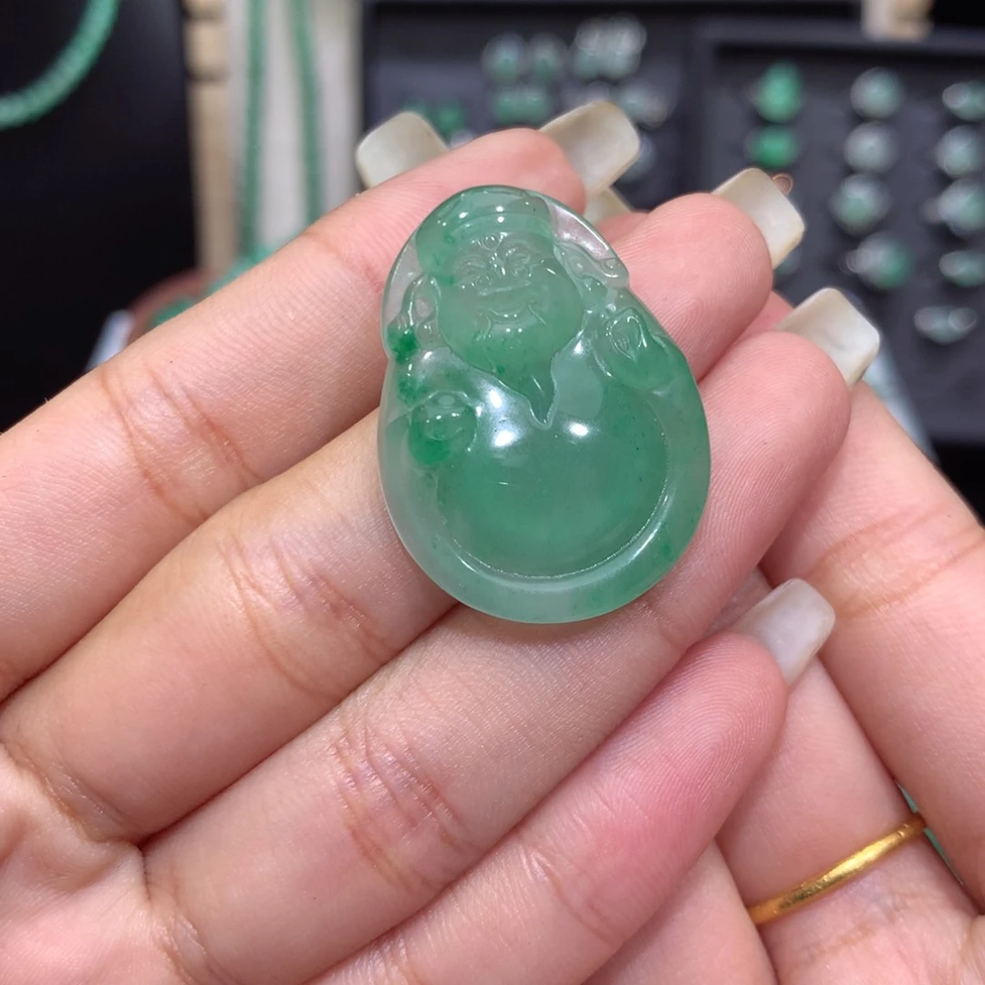 颈饰未镶嵌石英质玉（非洲翠）