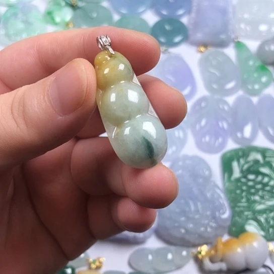 翡翠未镶嵌颈饰福豆