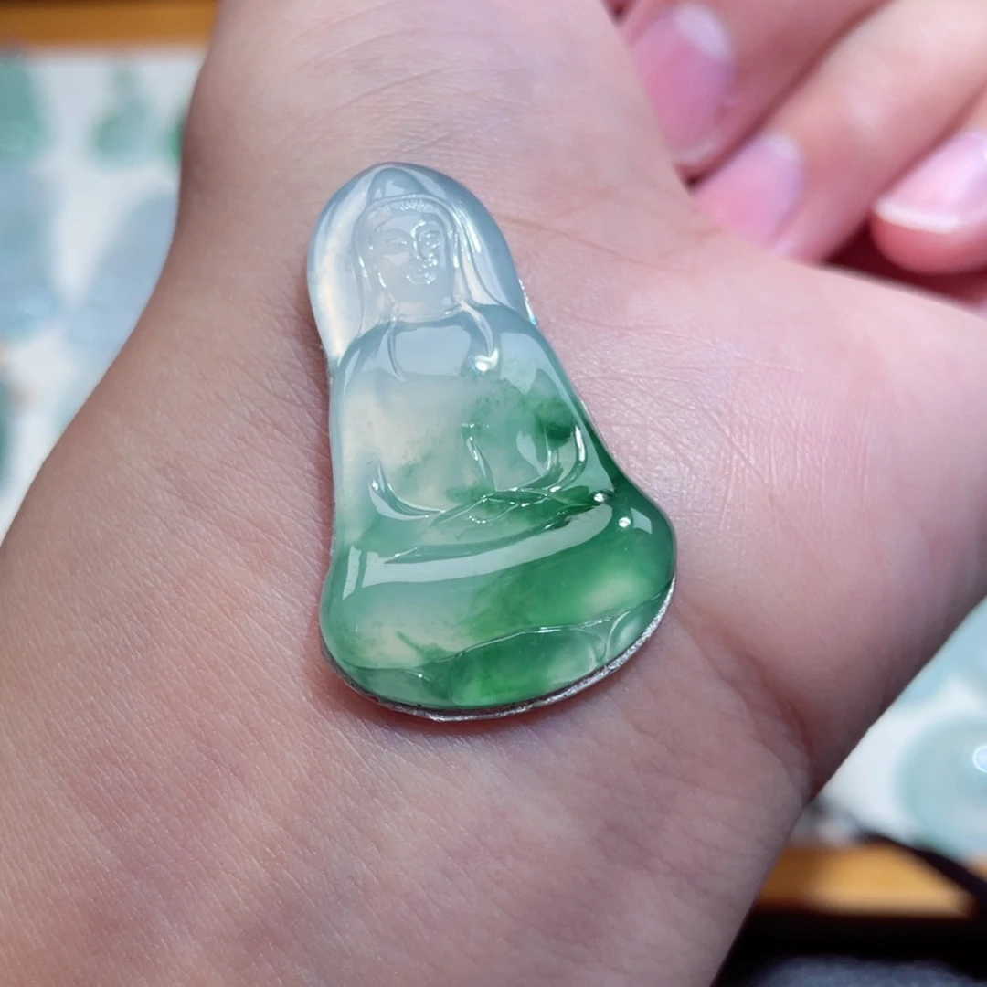 翡翠未镶嵌颈饰素衣观音