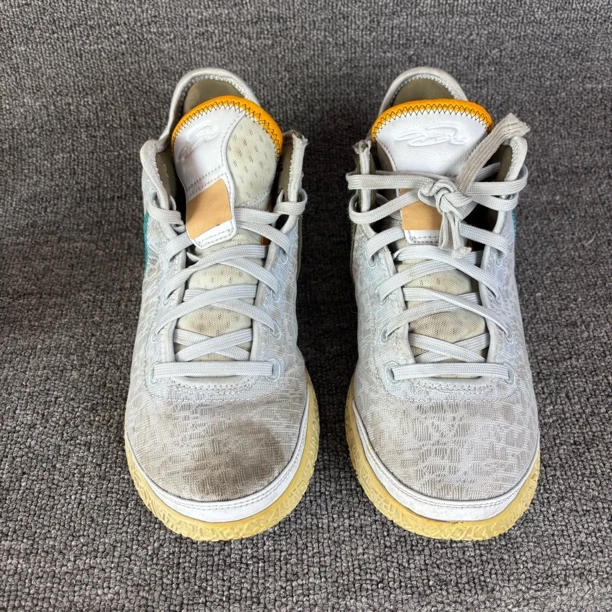 42码 布朗尼 篮球鞋 轻微开胶