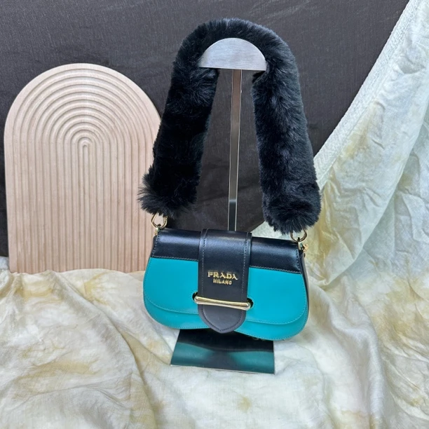 95新 Prada/普拉达 黑绿拼色单肩斜挎包