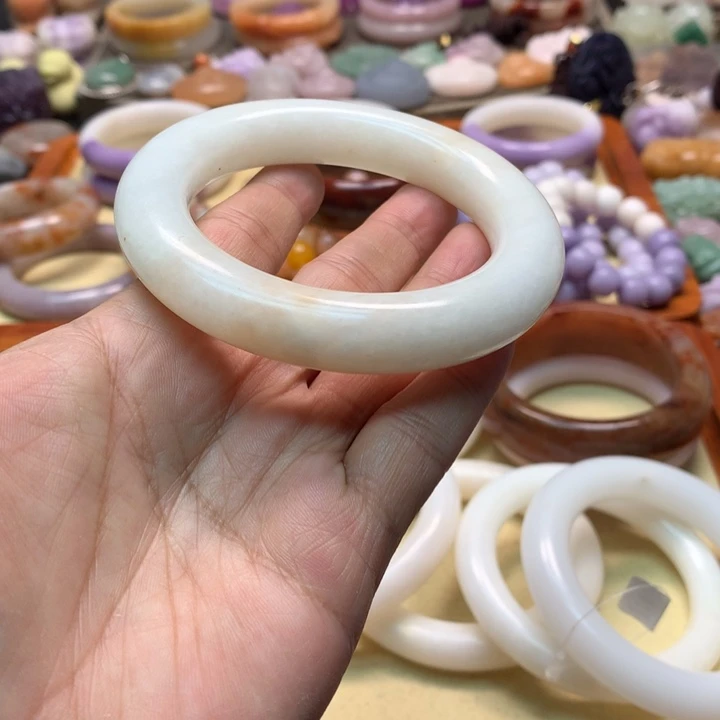 石英岩玉未镶嵌白桃奶昔58.3有矿点