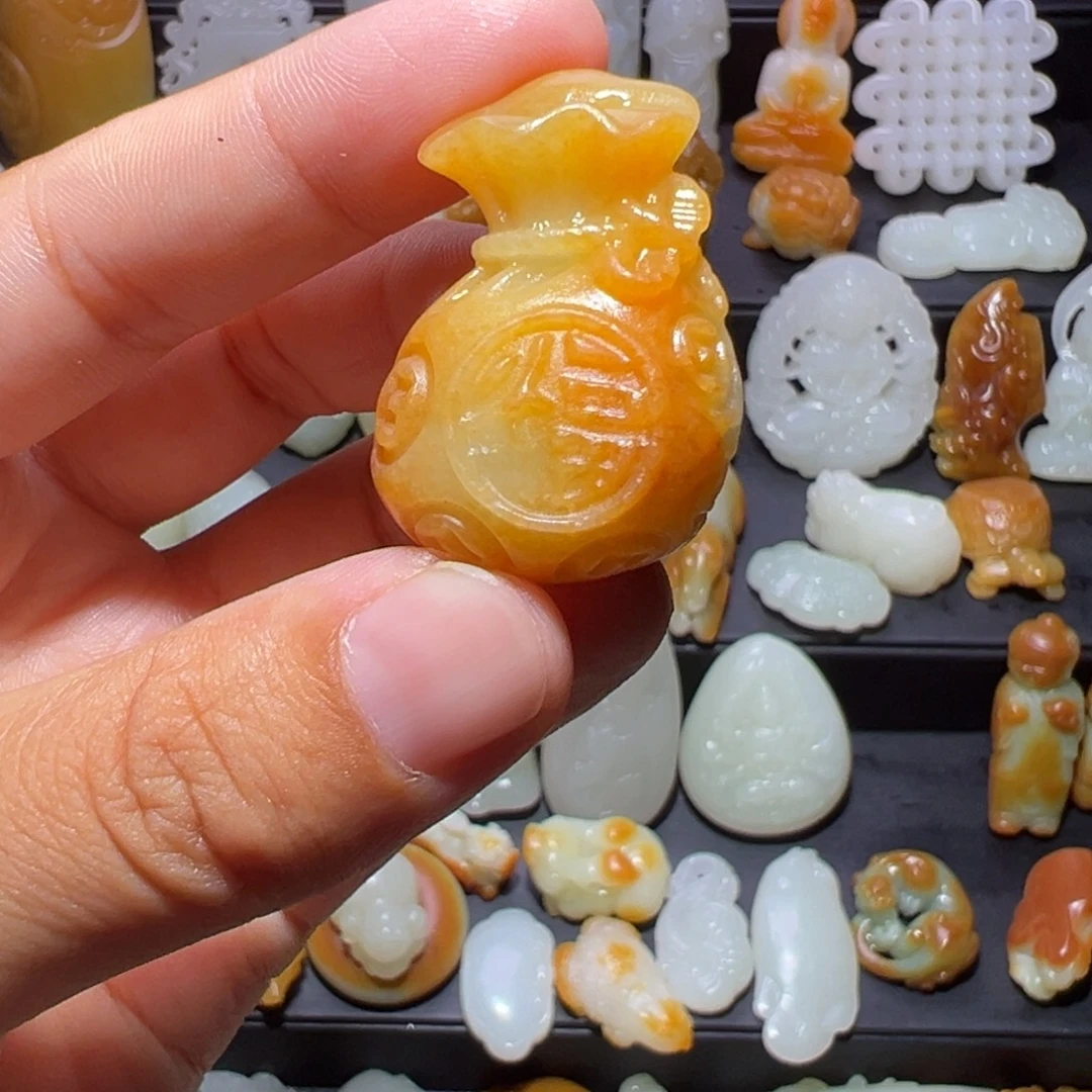 康***店和田玉未镶嵌颈饰