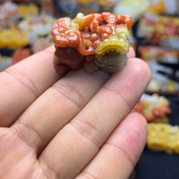 夜***！石英质玉（黄龙玉）未镶嵌颈饰