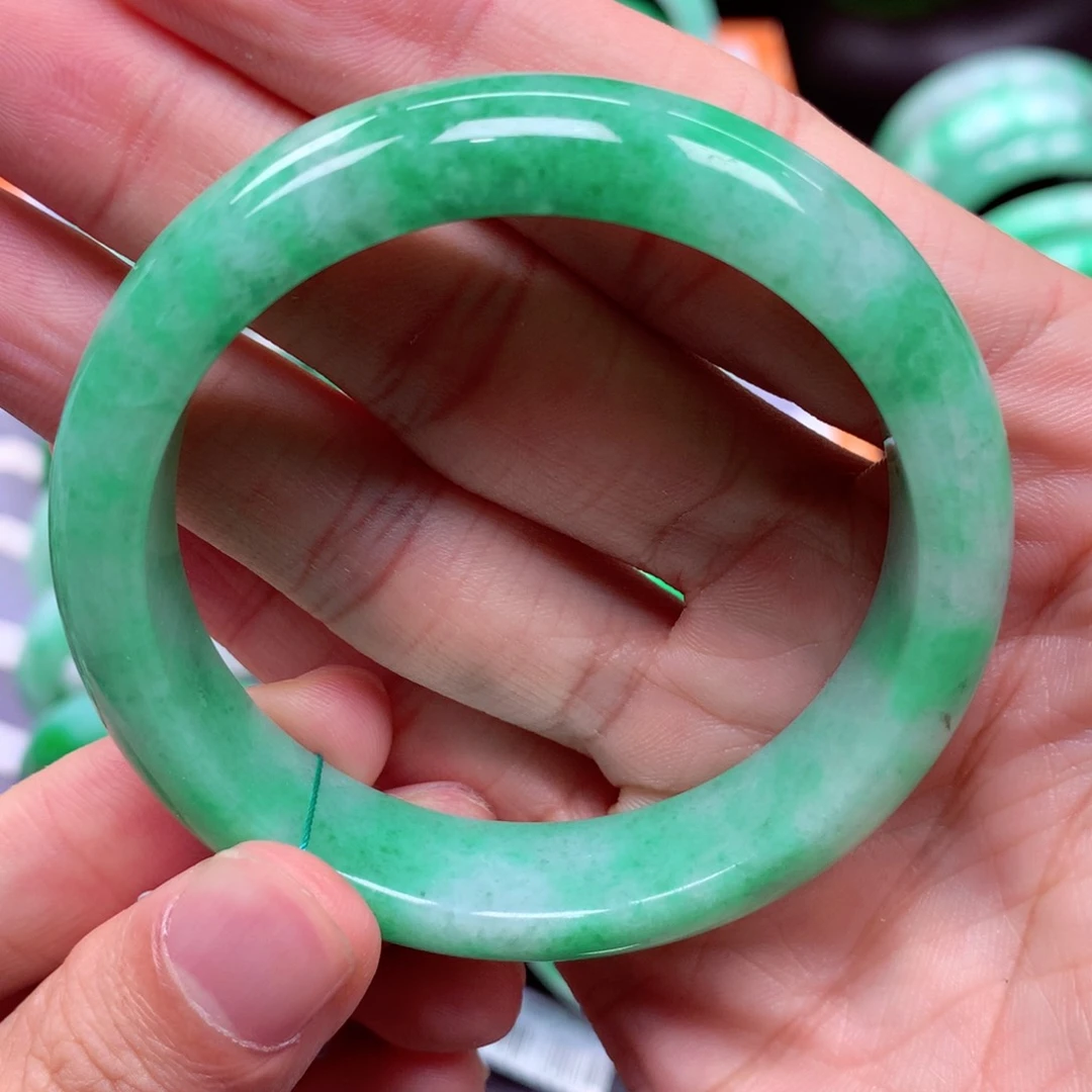 翡翠手镯未镶嵌翡翠手镯