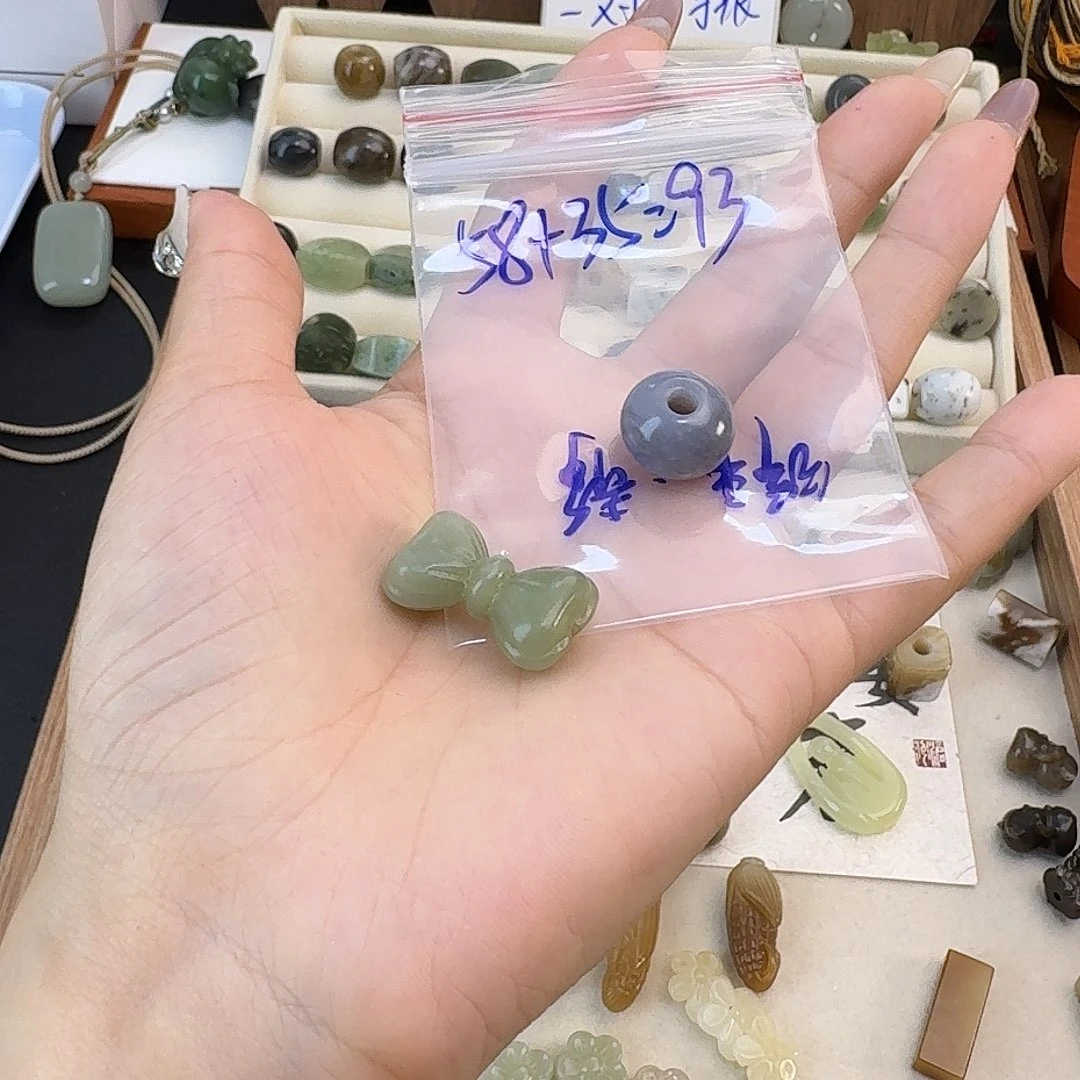 *****颈饰未镶嵌和田玉