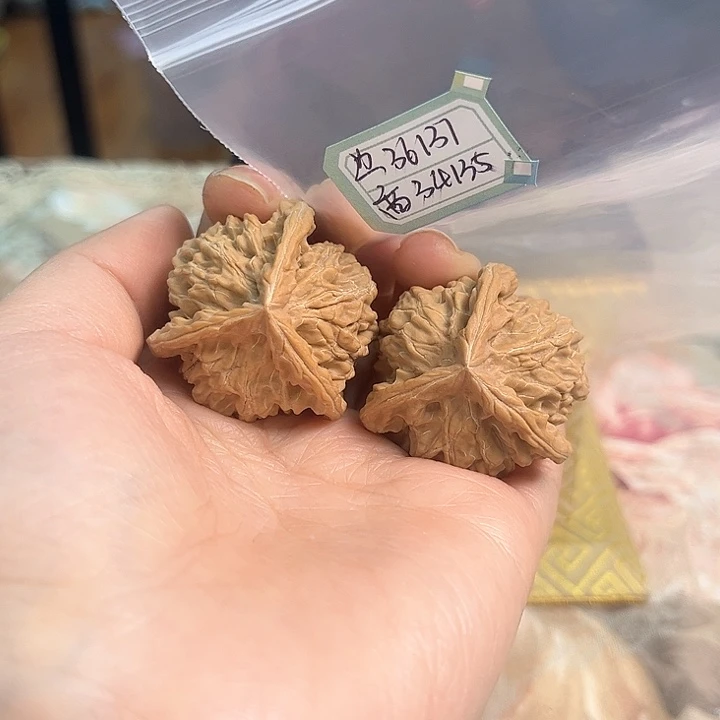 文玩核桃吊坠盘山三棱