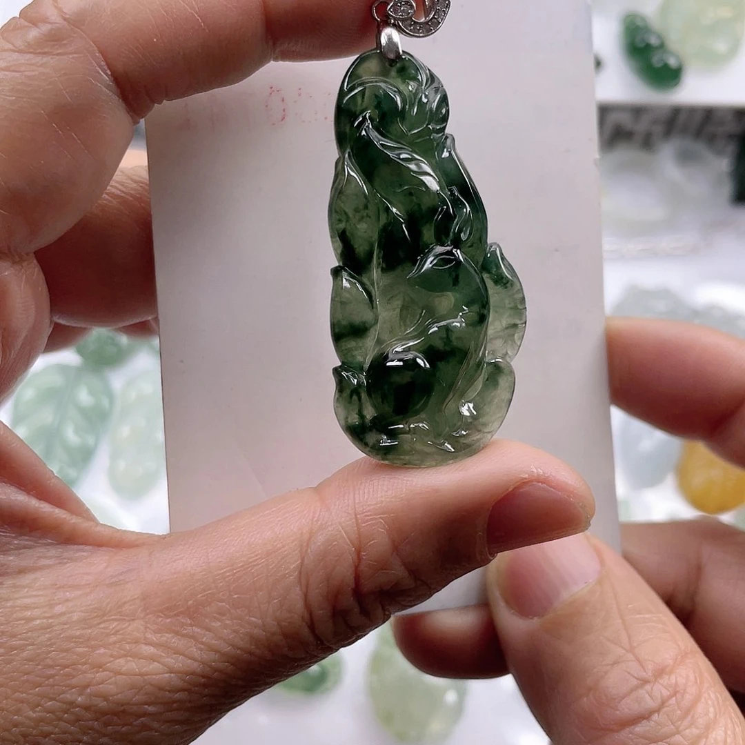 翡翠颈饰未镶嵌小***蓝九尾狐