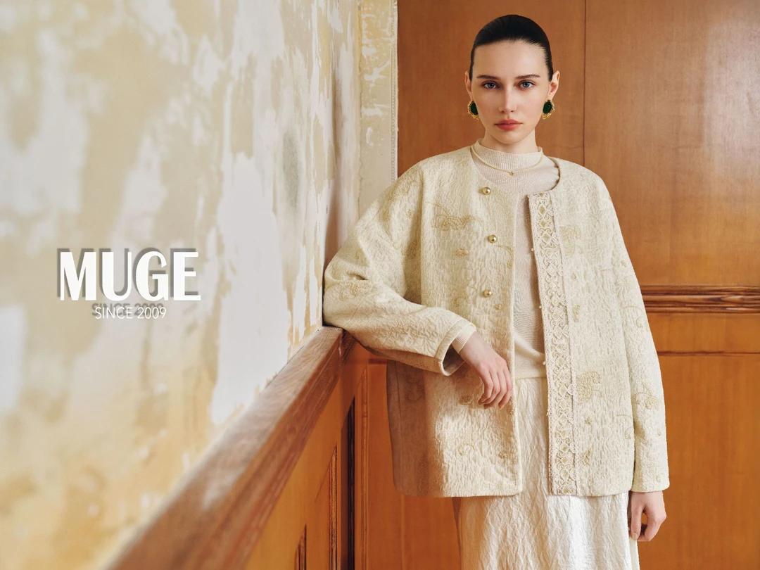 慕歌MUGE/圆领直襟格子提花单排扣上衣短款小香风休闲 521303