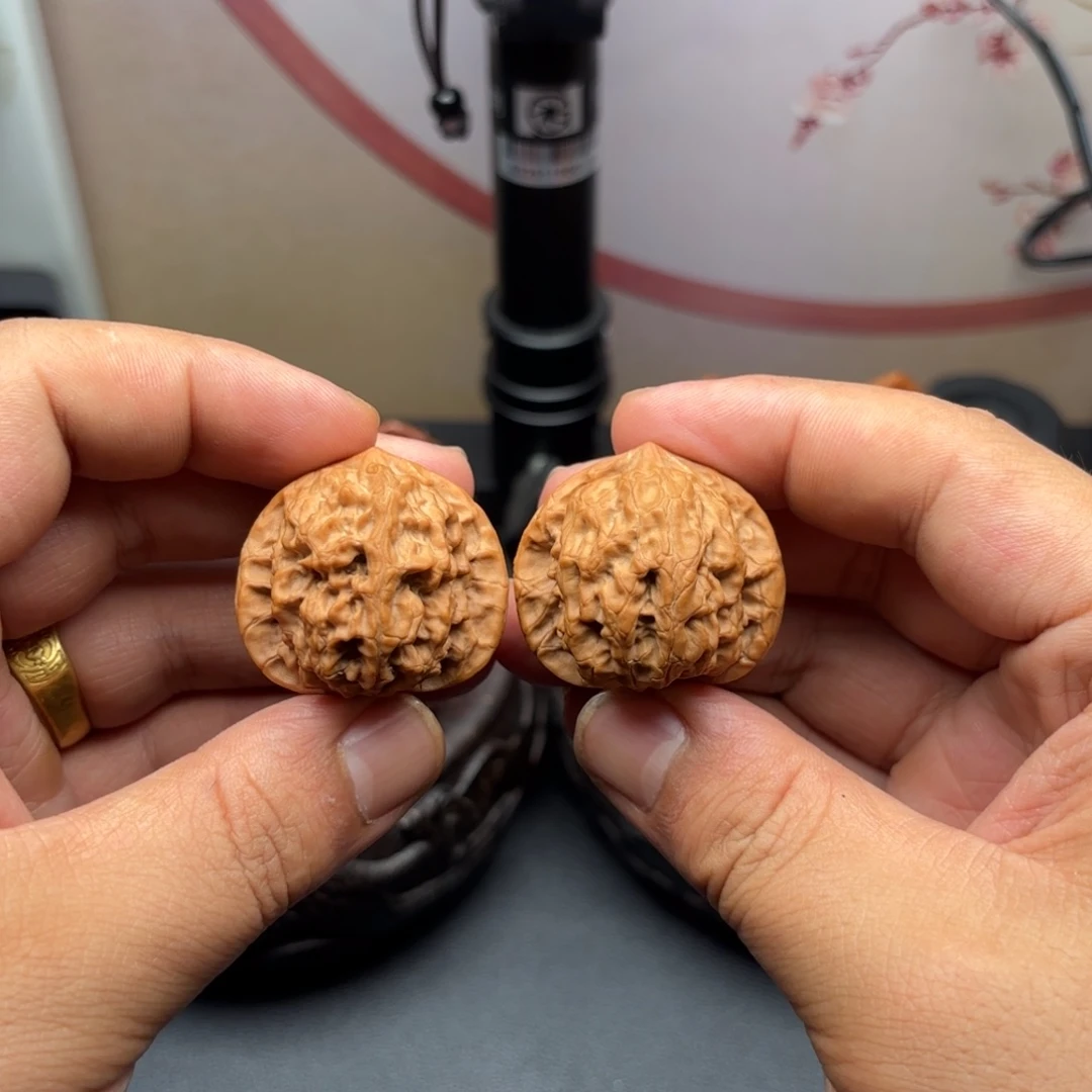 文玩核桃把件梨木台