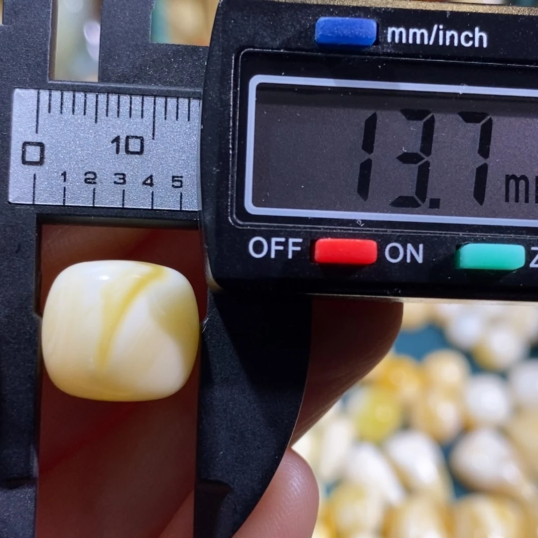 蜜蜡裸石未镶嵌配饰