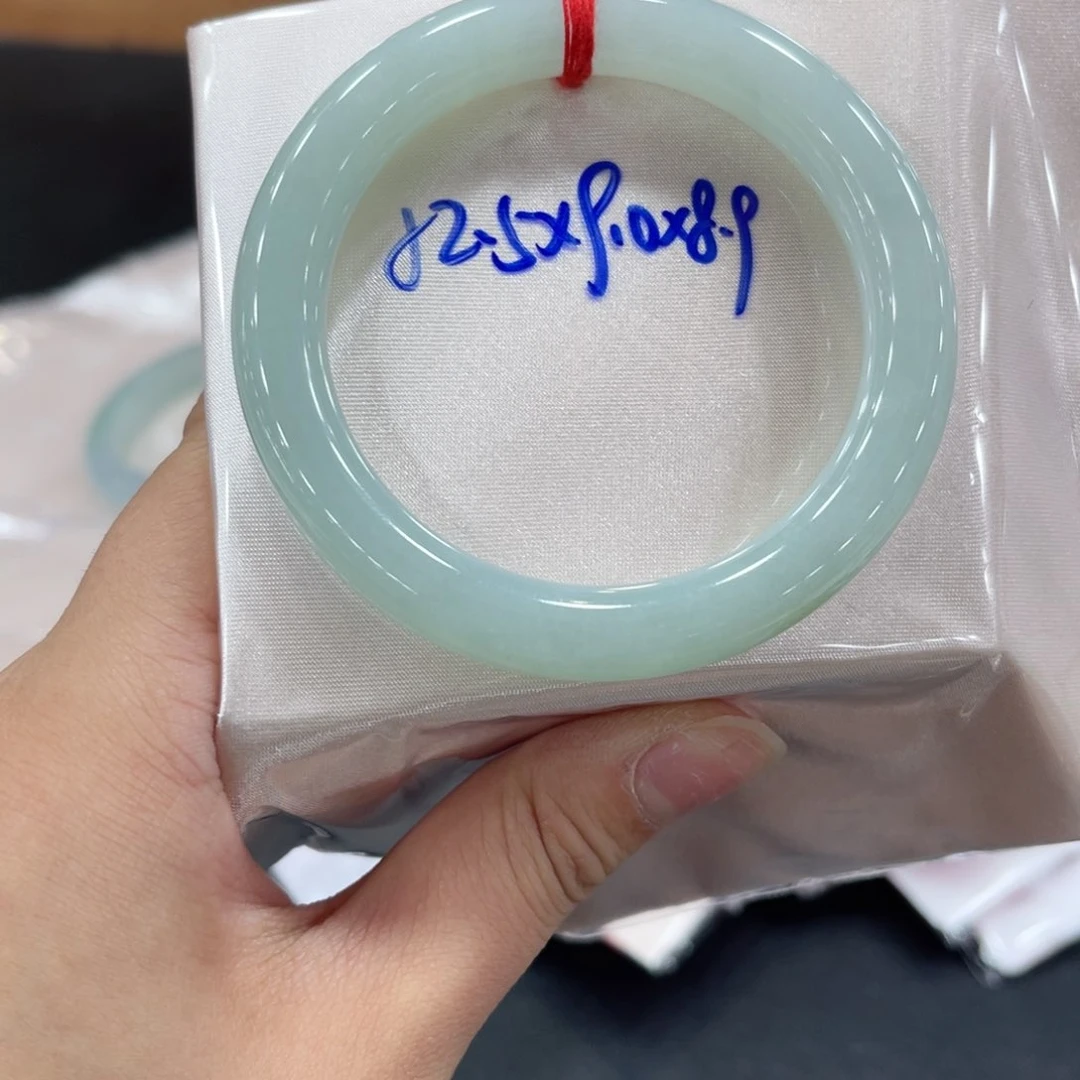 翡翠手镯未镶嵌翡翠