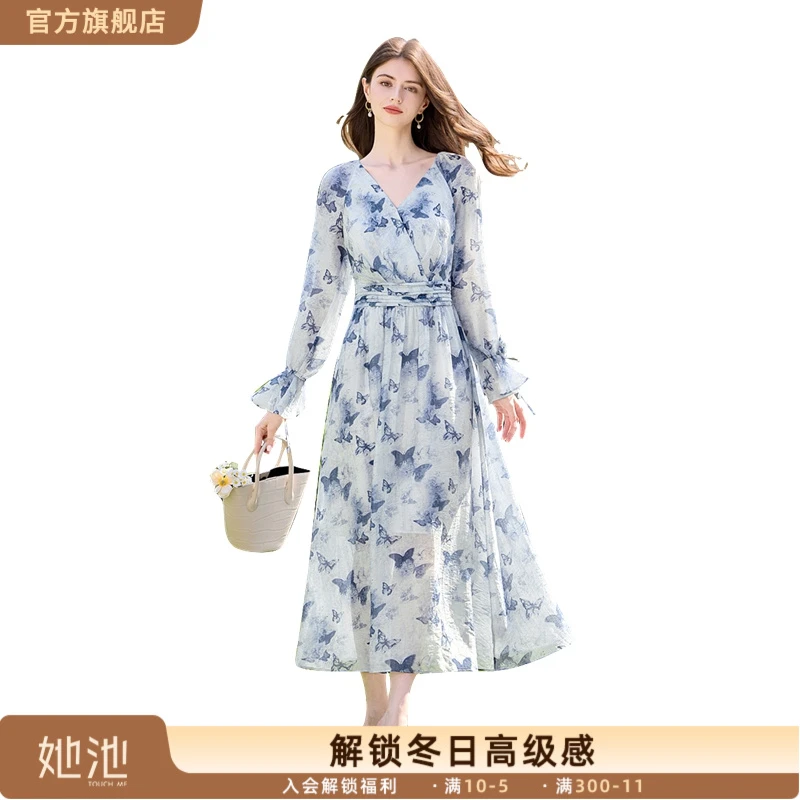 她池2025夏季新款女装收腰蝴蝶印花法式V领中长连衣裙T51B0215LB