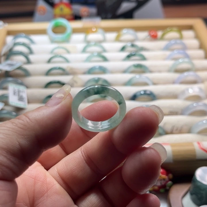 翡翠未镶嵌戒指飘花