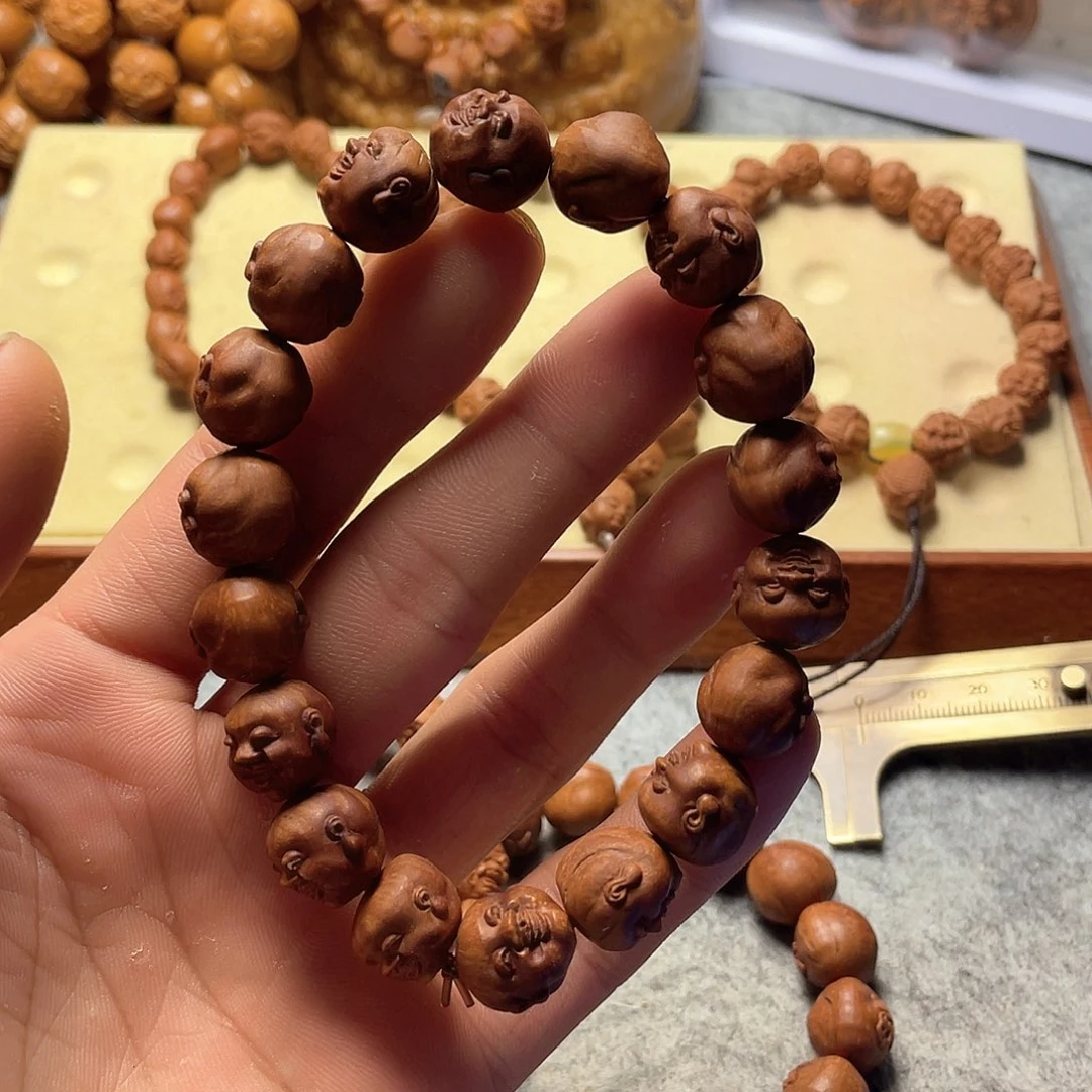 龙纹桃核雕刻笑佛（色差）